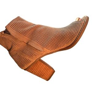 Toms zip up shoe/boot